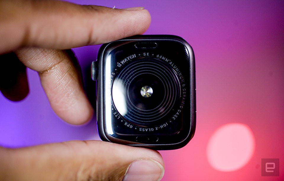 Trên Apple Watch SE được trang bị cảm biến tim thế hệ thứ 2