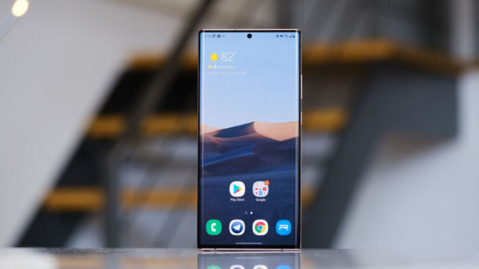 Mặt trước Galaxy Note 20 Ultra sử dụng thiết kế nốt ruồi
